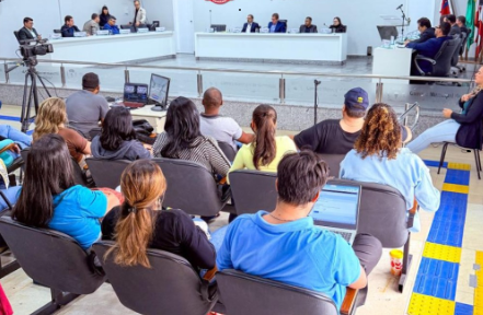 Professores e vereadores durante sessão plenária.