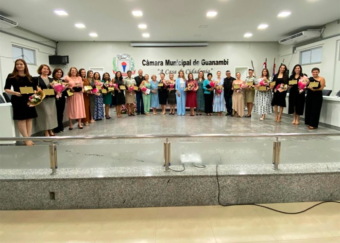 Sessão Especial da Câmara Municipal de Guanambi em homenagem ao Mês da Mulher realizada no Auditório Lino Teixeira, em Guanambi, com vereadoras, vereadores e mulheres homenageadas.