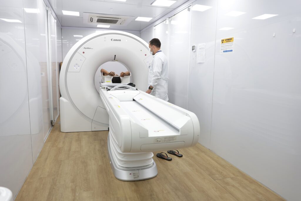 Autoridades participam do Dia D do PAC na Policlínica de Narandiba em Salvador anunciando investimentos em saúde para municípios baianos.