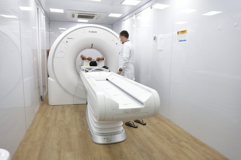 Autoridades participam do Dia D do PAC na Policlínica de Narandiba em Salvador anunciando investimentos em saúde para municípios baianos.