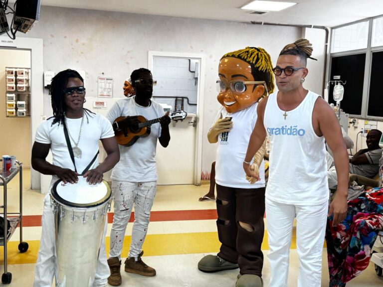 Cantor Buja Ferreira se apresenta com músicos para pacientes em hemodiálise no Hospital Geral Roberto Santos, levando música e humanização ao ambiente hospitalar.