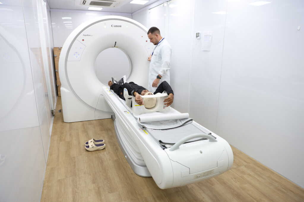 Autoridades participam do Dia D do PAC na Policlínica de Narandiba, em Salvador, anunciando investimentos em saúde e apresentação de carreta de tomografia.