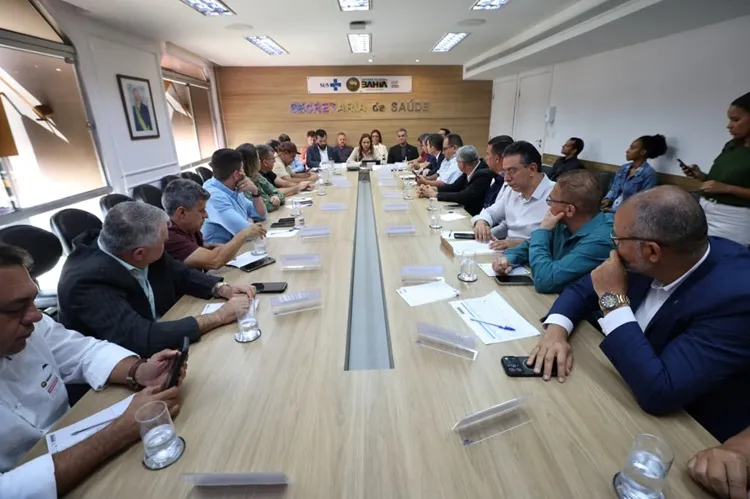 Reunião da Sesab com prefeitos sobre a ampliação da saúde em Brumado e o fortalecimento da assistência hospitalar no sudoeste baiano.