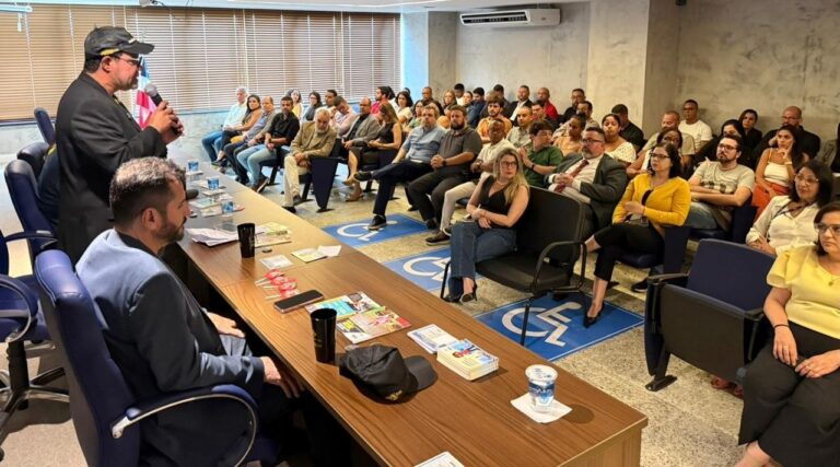 Banner Maio Amarelo 2026 com logo Detran e informações sobre ações educativas para segurança no trânsito na Bahia. Imagem com fundo amarelo, simbolizando o movimento e a conscientização. Atração de público com foco em salvar vidas no trânsito.