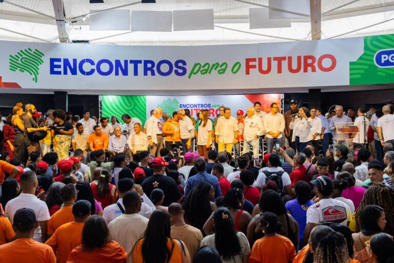Jerônimo Rodrigues reúne prefeitos em Feira de Santana durante encontro político no Portal do Sertão