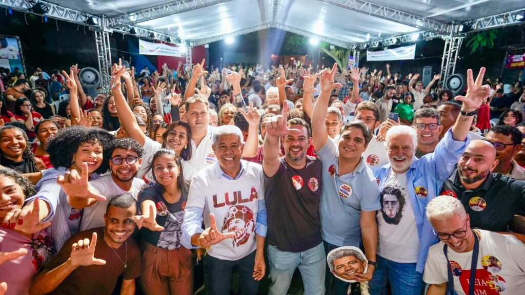 Jovem quilombola Ana Kézia durante encontro da Juventude, Cultura e Educação do PGP 2026 em Senhor do Bonfim defendendo o acesso à educação e oportunidades para estudantes do interior da Bahia.