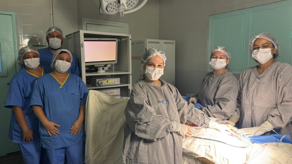 Primeira cirurgia ginecológica por videolaparoscopia realizada no Instituto de Perinatologia da Bahia (IPERBA), promovendo avanços na saúde da mulher e no SUS.