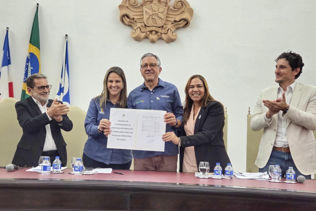 Ministro da Saúde Alexandre Padilha participa da abertura do Congrepics em Salvador e anuncia medidas para fortalecer as práticas integrativas no SUS.