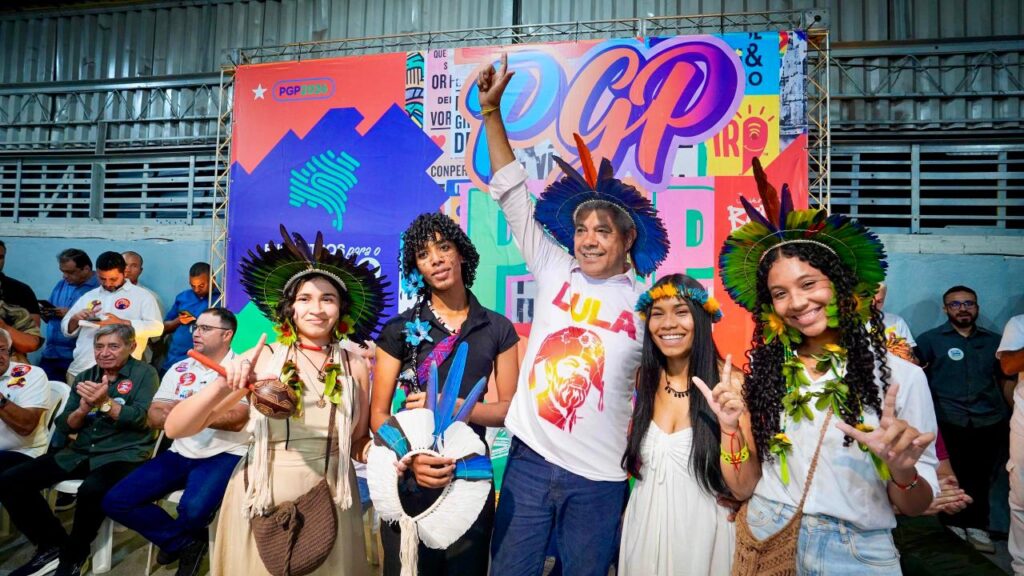 Governador Jerônimo Rodrigues discursa para jovens durante o Encontro da Juventude, Cultura e Educação do PGP 2026 em Paulo Afonso.