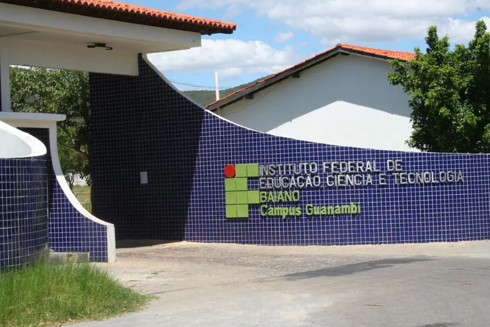 Fachada do IF Baiano Campus Guanambi com estudantes em área acadêmica