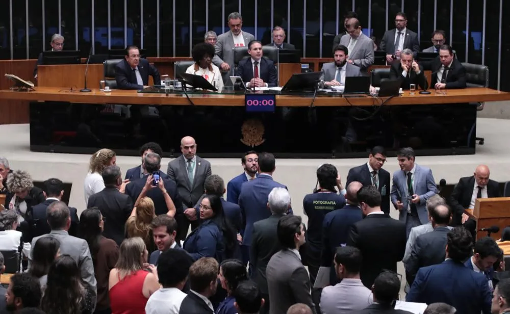 Trabalhadores durante expediente após aprovação da PEC do fim da escala 6x1 na Câmara dos Deputados