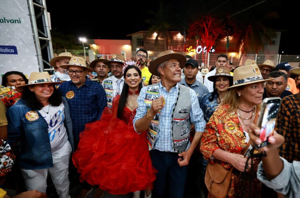 Governador Jerônimo Rodrigues participa do desfile de carroças durante a abertura do São João de Irecê, tradicional festa junina do interior da Bahia.