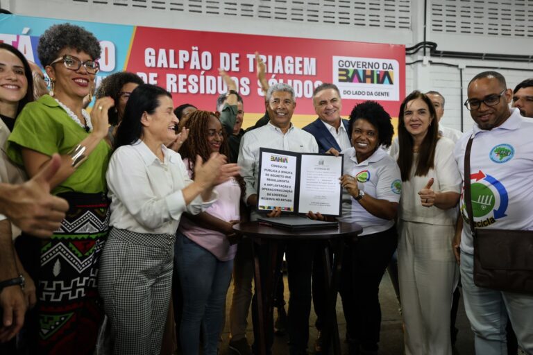 Inauguração de unidade de triagem de resíduos em Salvador com Jerônimo Rodrigues e cooperativas de reciclagem.