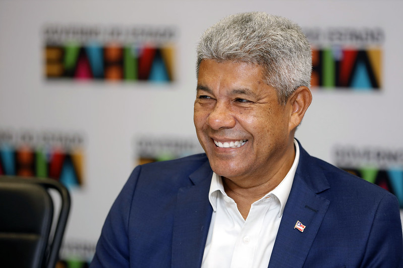 Governador Jerônimo Rodrigues durante agenda oficial após aprovação unânime de suas contas de 2025 pelo Tribunal de Contas do Estado da Bahia (TCE).