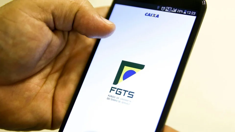 Aplicativo do FGTS exibido em um celular, representando a distribuição de R$ 13 bilhões do lucro do fundo para trabalhadores com saldo nas contas vinculadas.