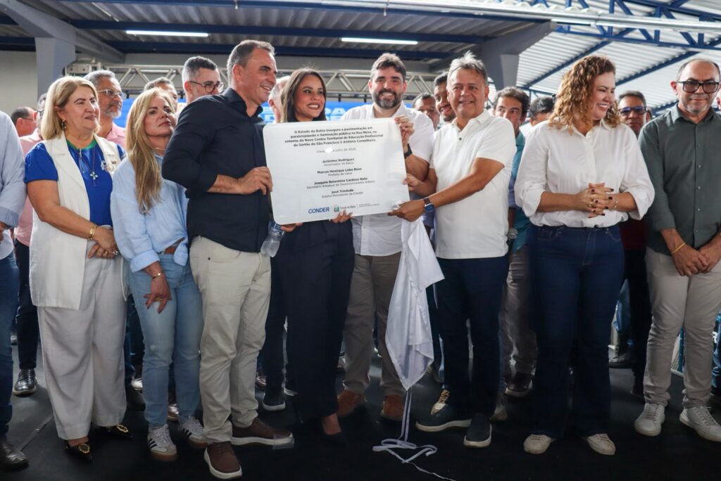 Autoridades durante a entrega da ampliação do Sistema Integrado de Abastecimento de Água e de obras de infraestrutura no município de Uauá, na Bahia.