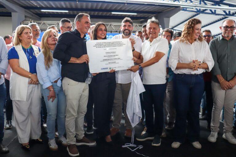 Autoridades durante a entrega da ampliação do Sistema Integrado de Abastecimento de Água e de obras de infraestrutura no município de Uauá, na Bahia.
