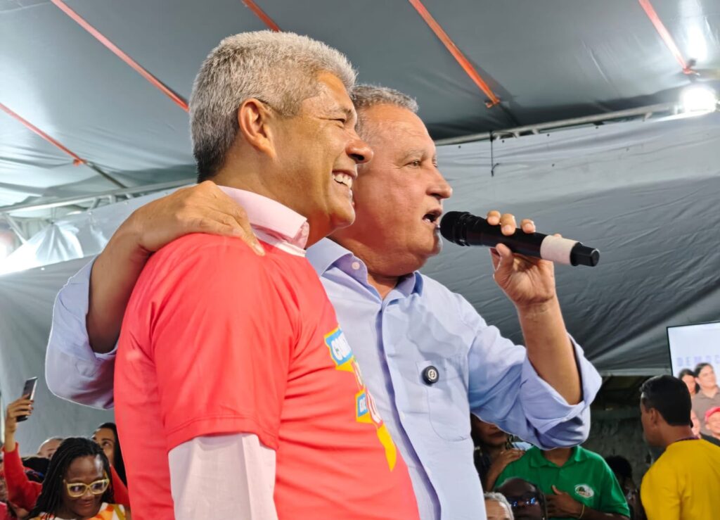 Rui Costa discursa durante plenária do Programa de Governo Participativo (PGP), em Cajazeiras, ao defender a reeleição do presidente Lula e projetar vantagem de cinco milhões de votos na Bahia.