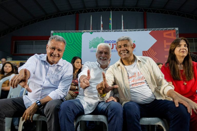 Rui Costa discursa durante plenária do Programa de Governo Participativo (PGP) em Alagoinhas, onde defende a expansão do VLT até o município, destaca a parceria entre Lula e Jerônimo Rodrigues e reforça o compromisso com novos investimentos em infraestrutura e mobilidade na Bahia.