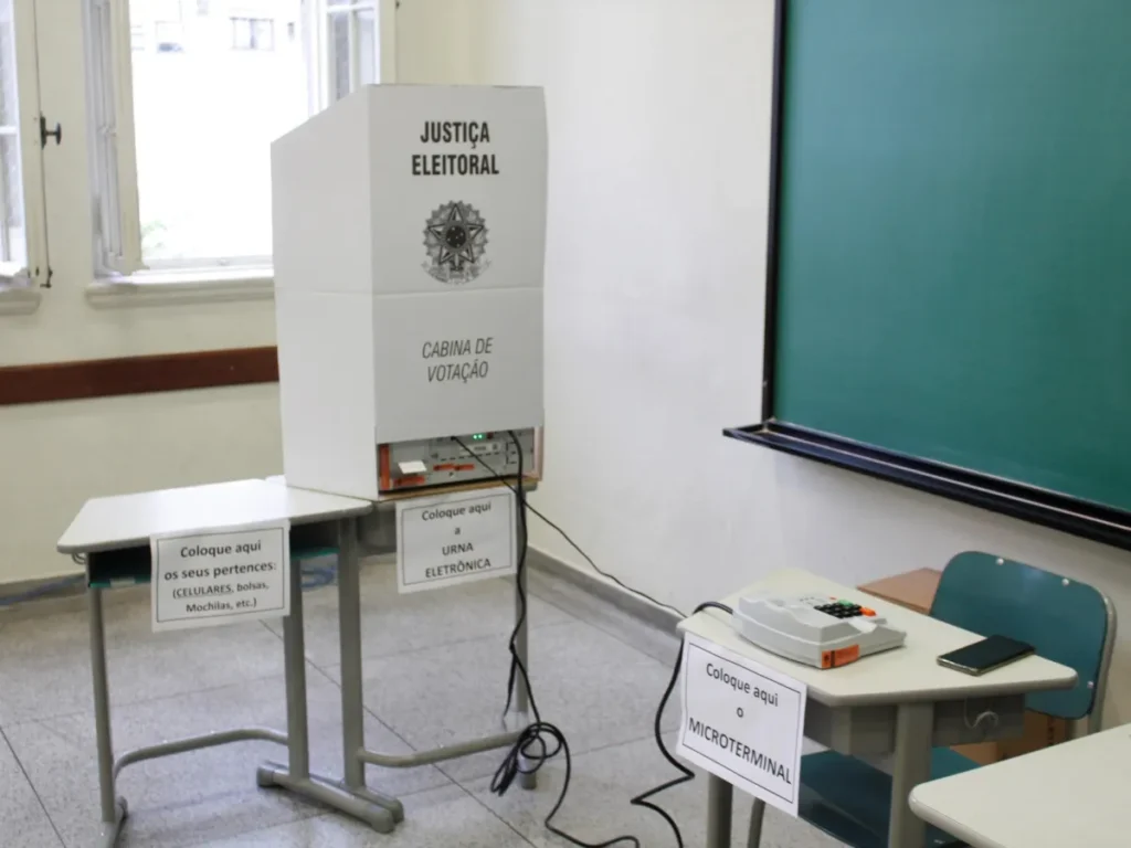 Eleitores participam da votação em seção eleitoral na Bahia durante as Eleições 2026; estado conta com mais de 11,3 milhões de pessoas aptas a votar.