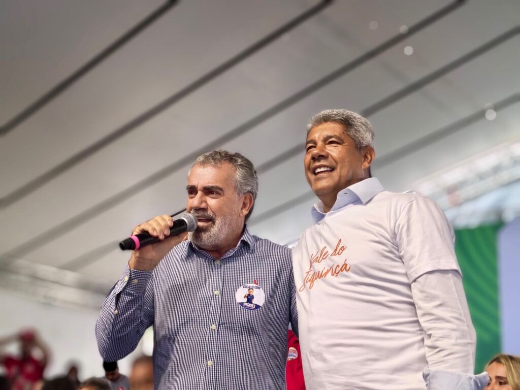 Prefeito de Milagres, Marcos de Queiroz, discursa durante o PGP em Jaguaquara, ao lado do governador Jerônimo Rodrigues, de Rui Costa e Jaques Wagner, defendendo a continuidade dos investimentos do Governo da Bahia no Vale do Jiquiriçá.