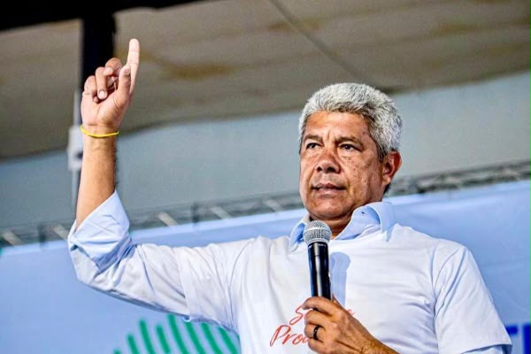 Governador Jerônimo Rodrigues destaca investimentos em educação, novas escolas e ampliação do ensino superior durante entrevista sobre ações do Governo da Bahia em Jequié.