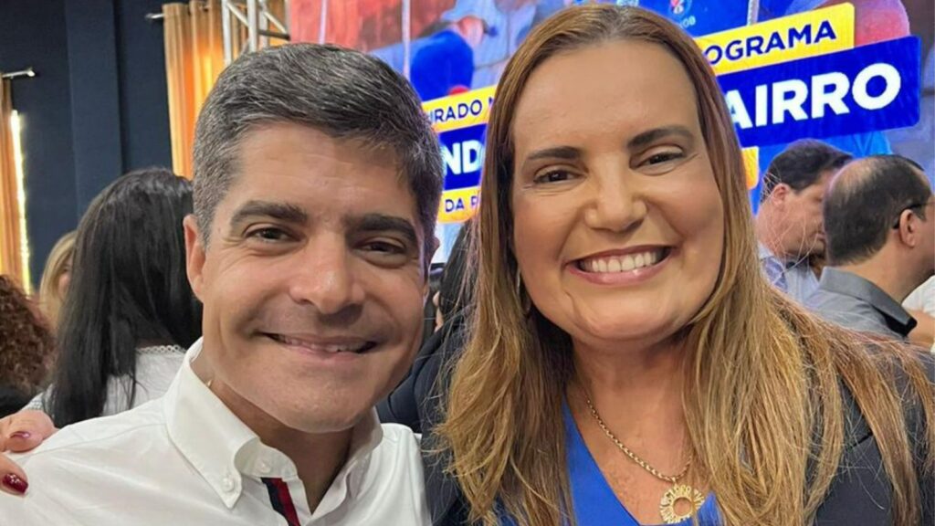 Prefeita Sheila Lemos durante evento oficial; gestão de Vitória da Conquista manteve contratos com a empresa G3 Polaris, investigada pelo MP-BA.