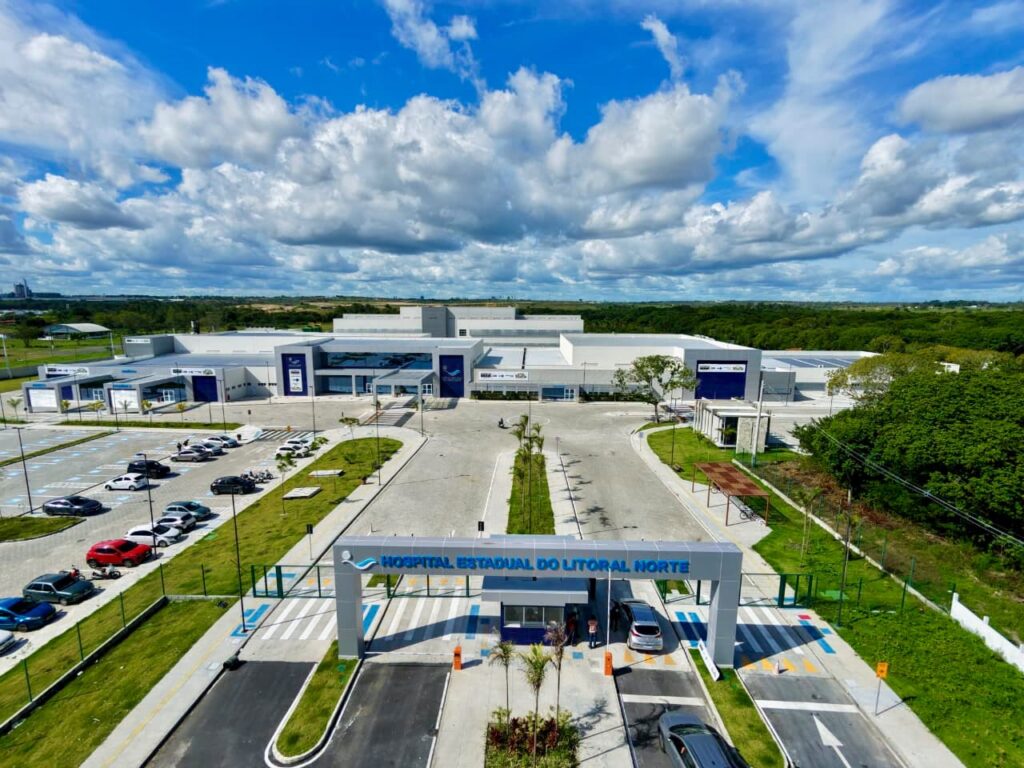 Hospital Estadual do Litoral Norte, em Alagoinhas, citado em debate sobre levantamento do g1 que classificou a unidade como promessa não cumprida devido à data de corte.