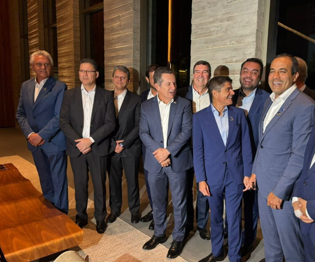 ACM Neto em destaque durante agenda pública, em conteúdo sobre segurança pública que compara referências adotadas em estados governados pela direita, cita investigações envolvendo o PCC em São Paulo e apresenta dados de redução da violência na Bahia.