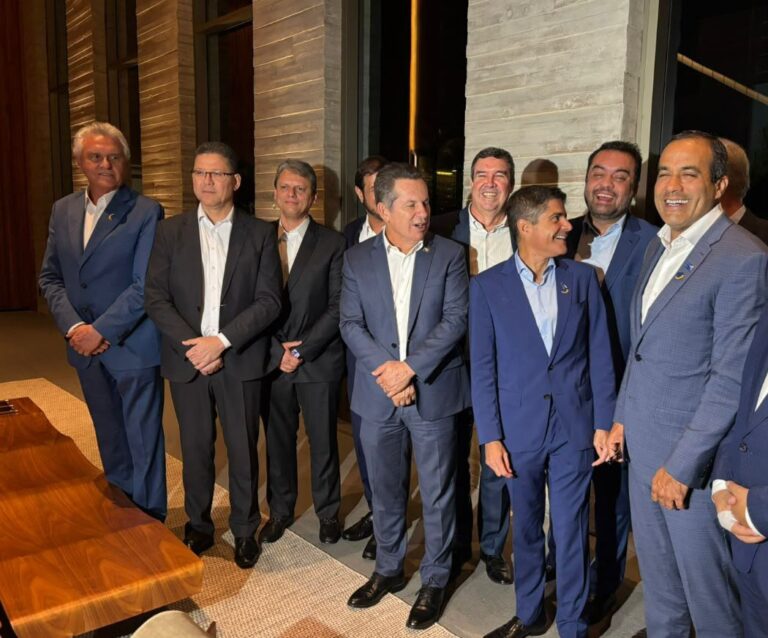 ACM Neto em destaque durante agenda pública, em conteúdo sobre segurança pública que compara referências adotadas em estados governados pela direita, cita investigações envolvendo o PCC em São Paulo e apresenta dados de redução da violência na Bahia.