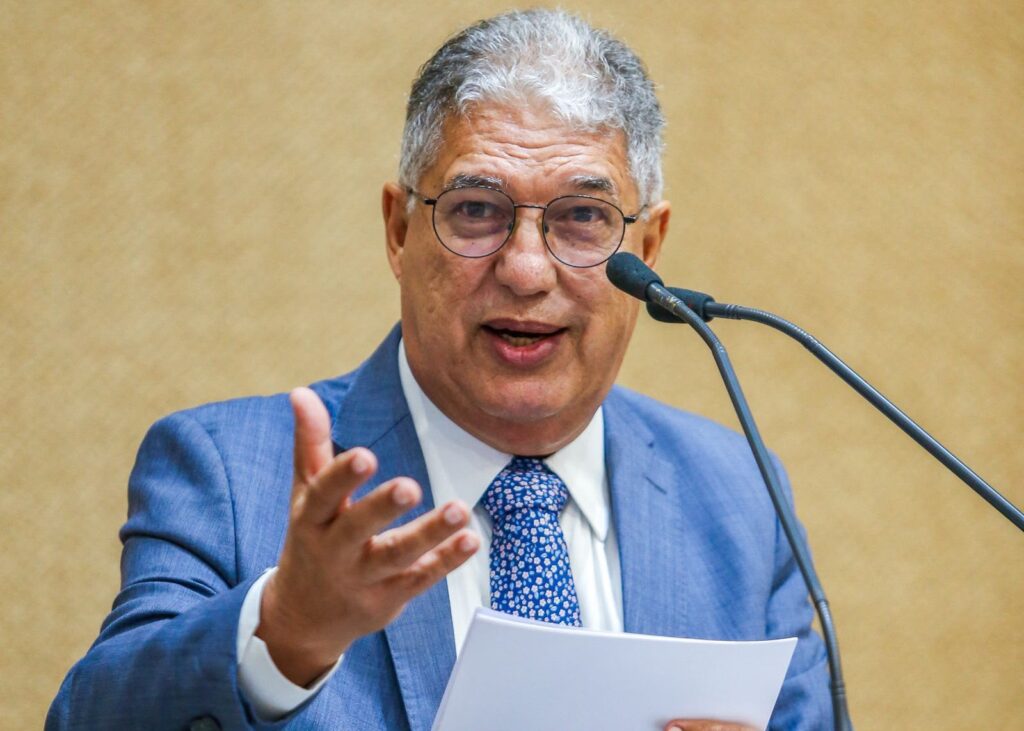 Deputado estadual Rosemberg Pinto critica propostas de ACM Neto para a saúde pública, afirma que o chamado "PIX da Saúde" reproduz mecanismos já existentes no SUS e defende a atuação do governador Jerônimo Rodrigues na ampliação do atendimento à população baiana.