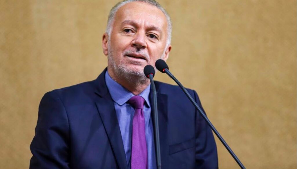 Deputado estadual Bobô critica o silêncio de ACM Neto após pedido de Flávio Bolsonaro para adiar tarifaço dos Estados Unidos sobre produtos brasileiros.