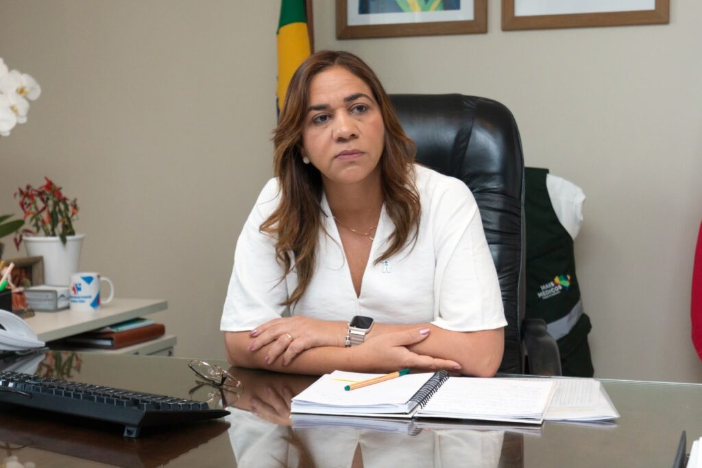 Secretária da Saúde da Bahia, Roberta Santana, rebate críticas do prefeito José Ronaldo sobre a regulação estadual em Feira de Santana.