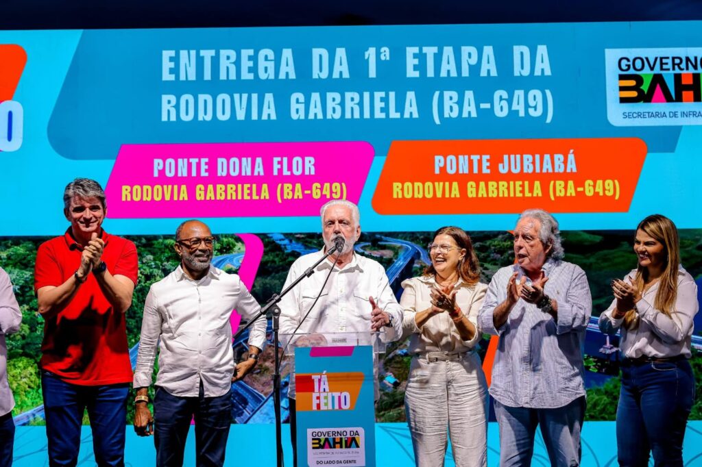 Senador Jaques Wagner durante entrevista em que critica a retirada da placa de inauguração da BA-649 e comenta a história da Rodovia Gabriela na Bahia.