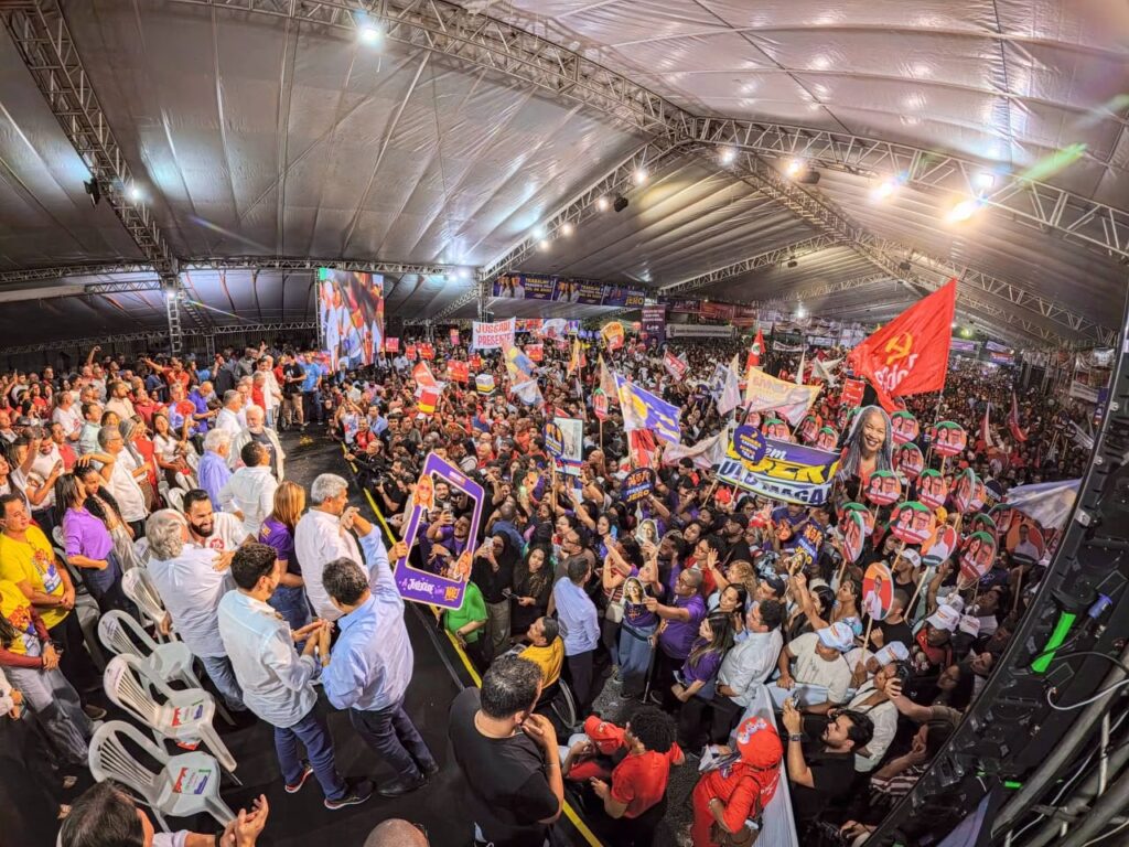 Governador Jerônimo Rodrigues participa do PGP 2026 em Itabuna diante de um público de cerca de 15 mil pessoas, acompanhado por lideranças políticas da Bahia.