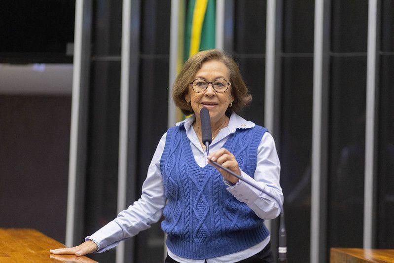 Deputada federal Lídice da Mata critica a gestão da Prefeitura de Salvador após reportagens da TV Bahia mostrarem abandono, caixões expostos e falta de manutenção em cemitérios da capital baiana.