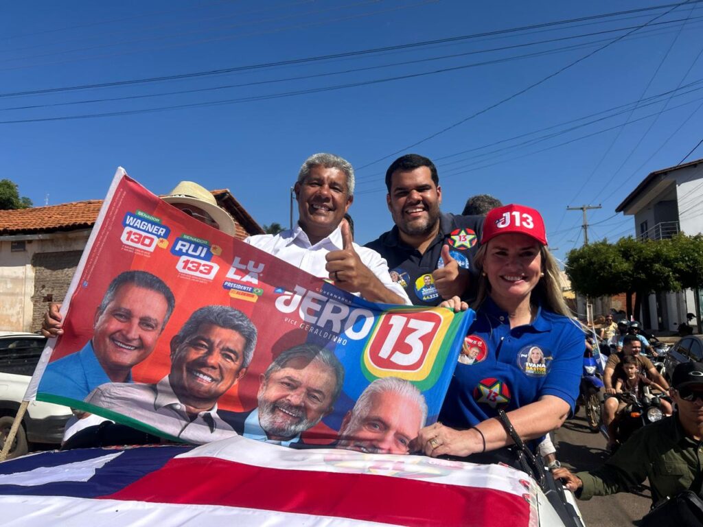 Prefeito de Ibiassucê, Tadeuzinho, do União Brasil, participa de carreata ao lado do governador Jerônimo Rodrigues e ostenta bandeira da chapa petista.