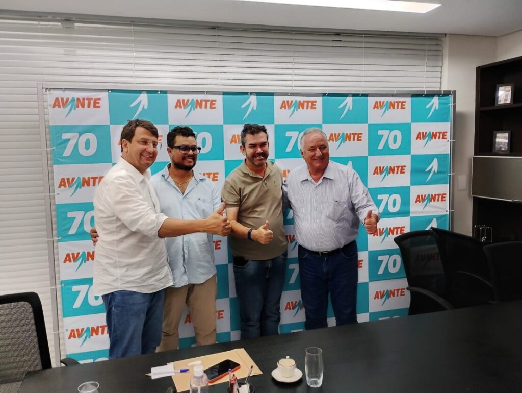 Vice-prefeito de Guanambi, Zaqueu Rodrigues, durante evento político ao lado de lideranças estaduais, em meio a especulações sobre seu apoio nas eleições de 2026.