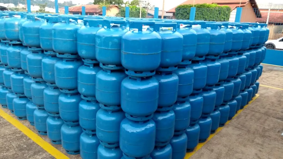 Botijões de gás de cozinha empilhados em revenda na Bahia após anúncio de nova redução no preço do GLP para os consumidores.