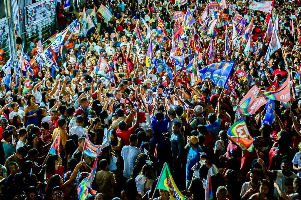 Senador Otto Alencar durante comício em Itaberaba, ao lado de apoiadores de Jerônimo Rodrigues e do presidente Lula.