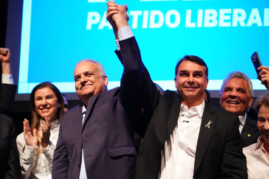 Vice de Flávio Bolsonaro, Alfredo Gaspar chega à chapa presidencial cercado por investigações e polêmicas