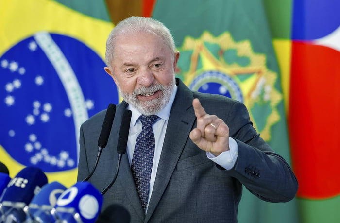 O presidente Luiz Inácio Lula da Silva durante cerimônia oficial no Palácio do Planalto. Nova lei endurece as penas para crimes de violência sexual contra crianças e adolescentes praticados na internet, incluindo casos com uso de inteligência artificial, deepfakes e perfis falsos.