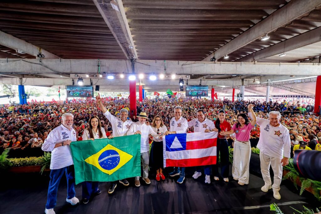 Jerônimo Rodrigues discursa durante convenção no Parque de Exposições, em Salvador, diante de mais de 30 mil apoiadores, ao lado de Lula, Rui Costa, Jaques Wagner e Geraldo Júnior.