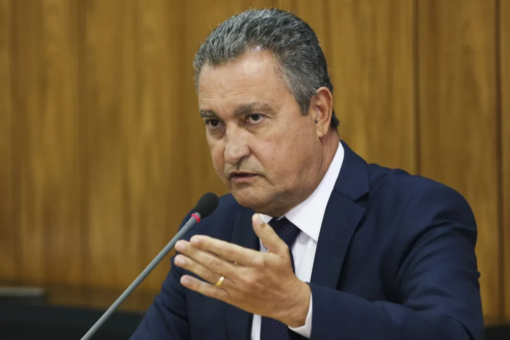 Rui Costa durante entrevista à Rádio Andaiá FM defendendo o fortalecimento da base de Lula no Senado e criticando a oposição.