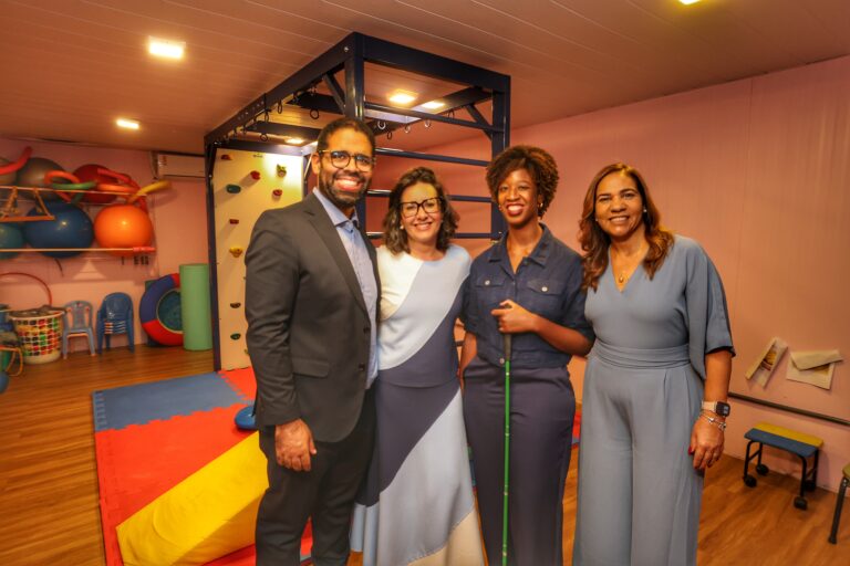 Secretária da Saúde da Bahia, Roberta Santana, recebe a ministra dos Direitos Humanos, Janine Mello, durante visita ao Cepred e às obras do novo centro de reabilitação para pessoas com deficiência, em Salvador.