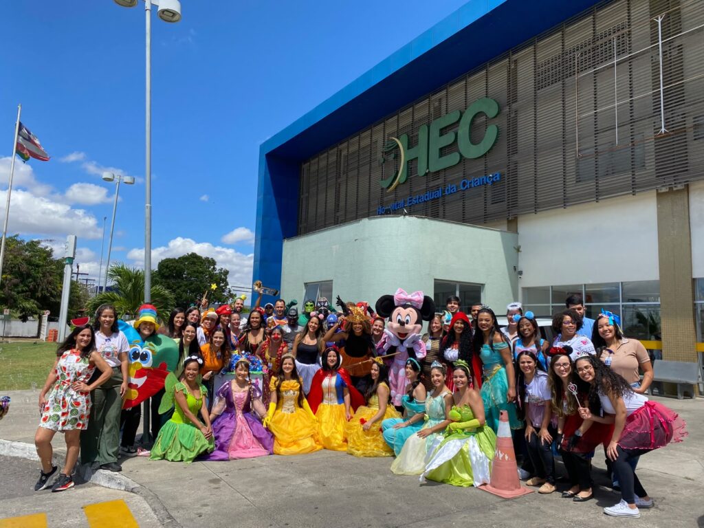 Cortejo do Mês das Crianças no Hospital Estadual da Criança, em Feira de Santana, com personagens infantis e música para pacientes.